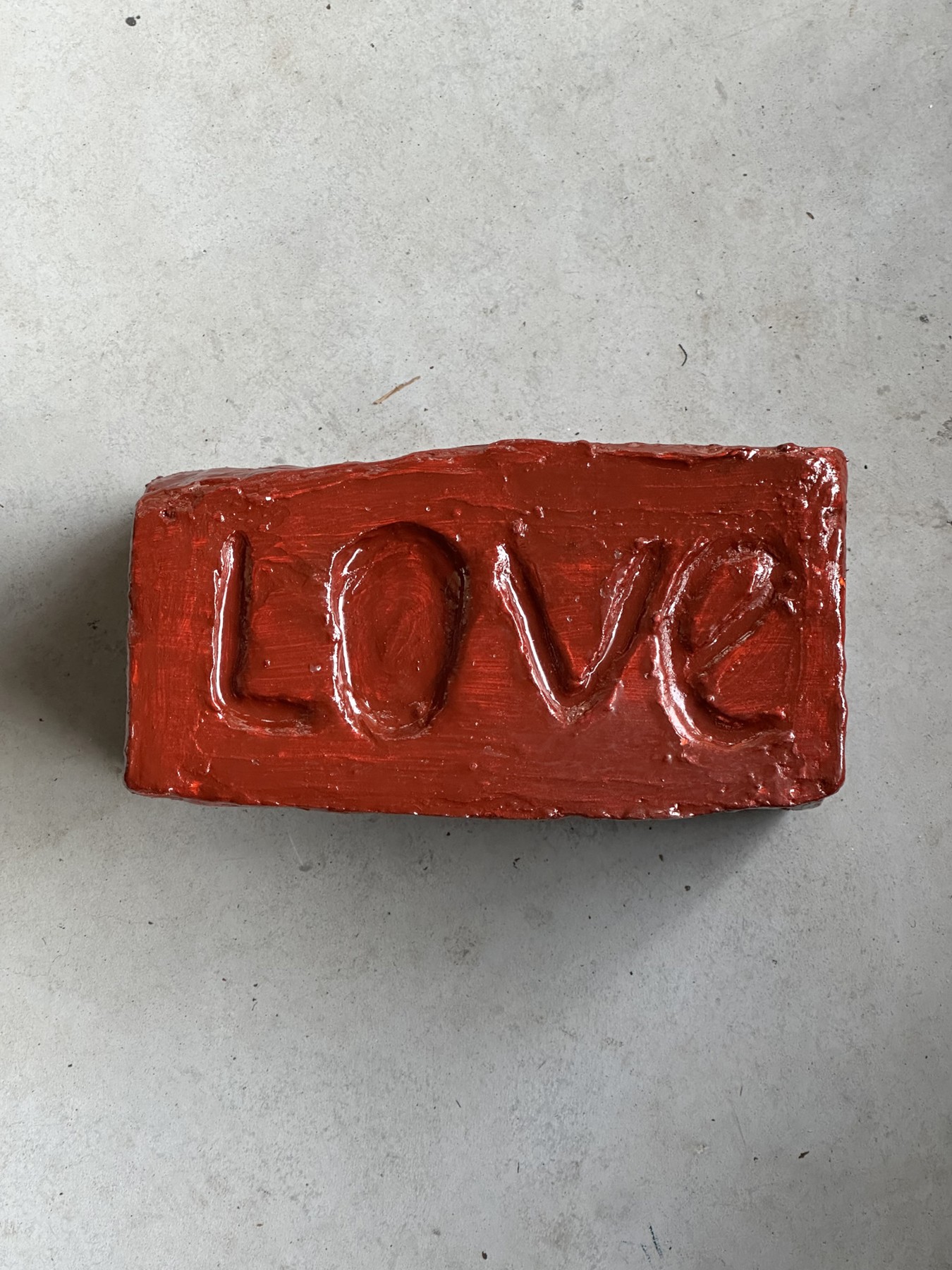 Rood kunstwerk met het woord LOVE